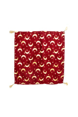 Tela grande de almohadón Kayseri roja  con diseño de lunas doradas