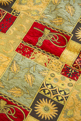 Detalle de textura de tela para almohadón Kayseri con diseño patchwork y motivos florales