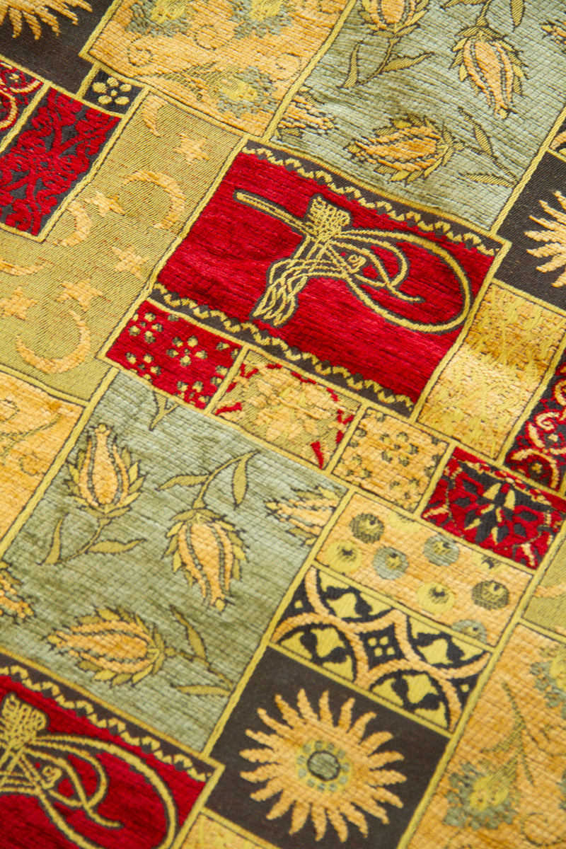 Detalle de textura de tela para almohadón Kayseri con diseño patchwork y motivos florales