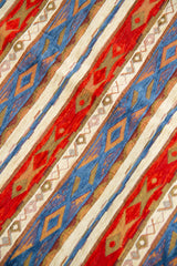 Detalle de textura de tela para almohadón Kayseri con rayas y diseño geométrico en azul y rojo