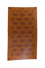 Textil Dorado rectangular con diseño geométrico y floral en tonos rojo y dorado