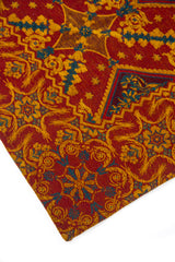 Detalle de guarda floral y textura en textil decorativo dorado con diseño tradicional