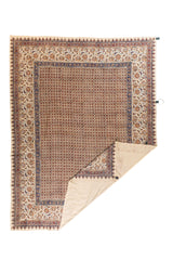 Textil decorativo para colgar con reverso beige y diseño tradicional en tonos azul y rojo.