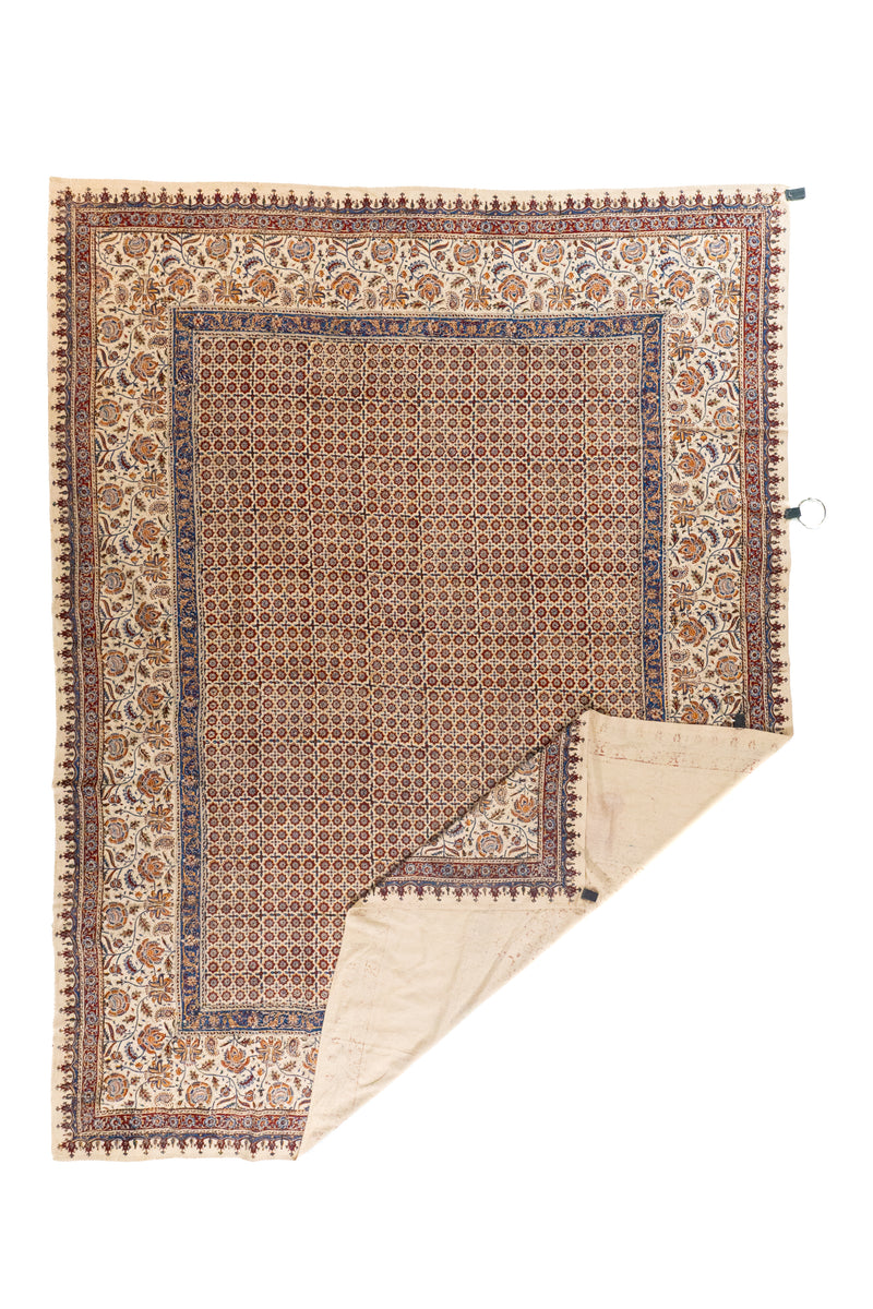 Textil decorativo para colgar con reverso beige y diseño tradicional en tonos azul y rojo.