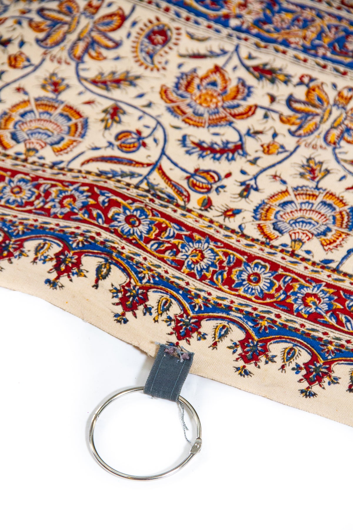 Detalle de guarda floral y sistema de argolla en textil fino para colgar beige