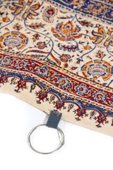 Detalle de guarda floral y sistema de argolla en textil fino para colgar beige