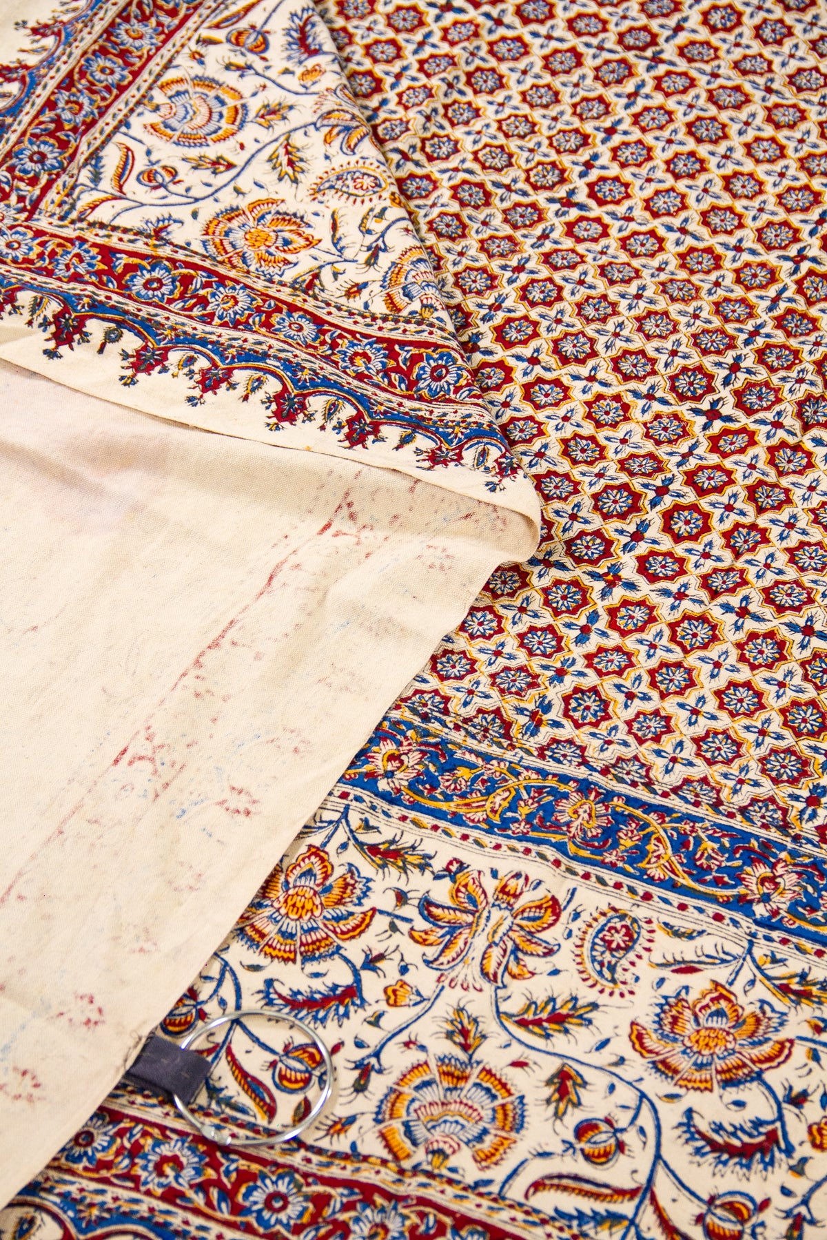 Detalle de textura, reverso y diseño geométrico en textil fino para colgar rectangular