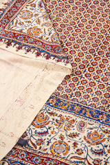 Detalle de textura, reverso y diseño geométrico en textil fino para colgar rectangular