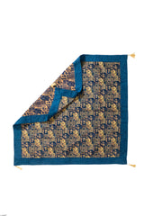Textil decorativo azul Kaisery con reverso estampado y diseño geométrico para mesa o living