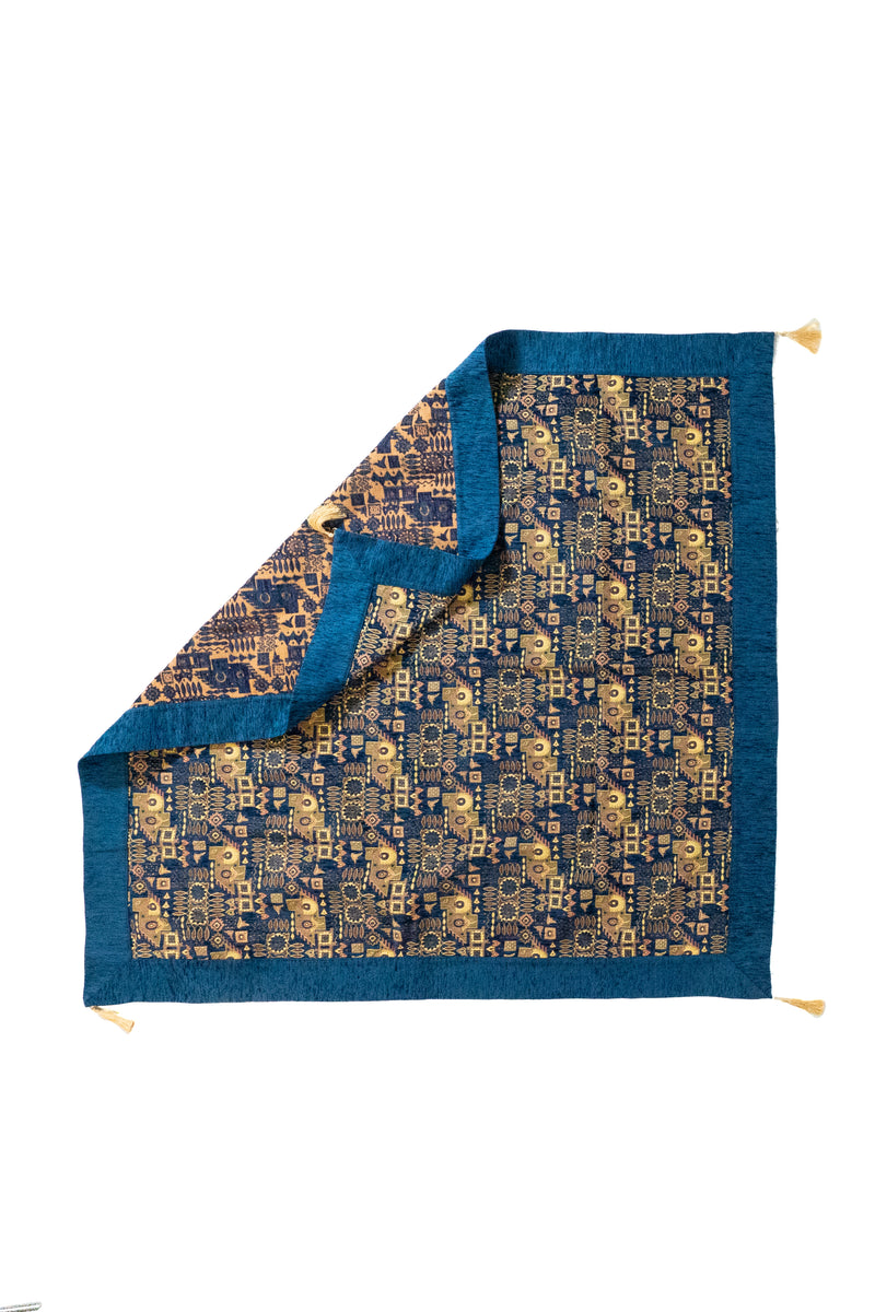 Textil decorativo azul Kaisery con reverso estampado y diseño geométrico para mesa o living