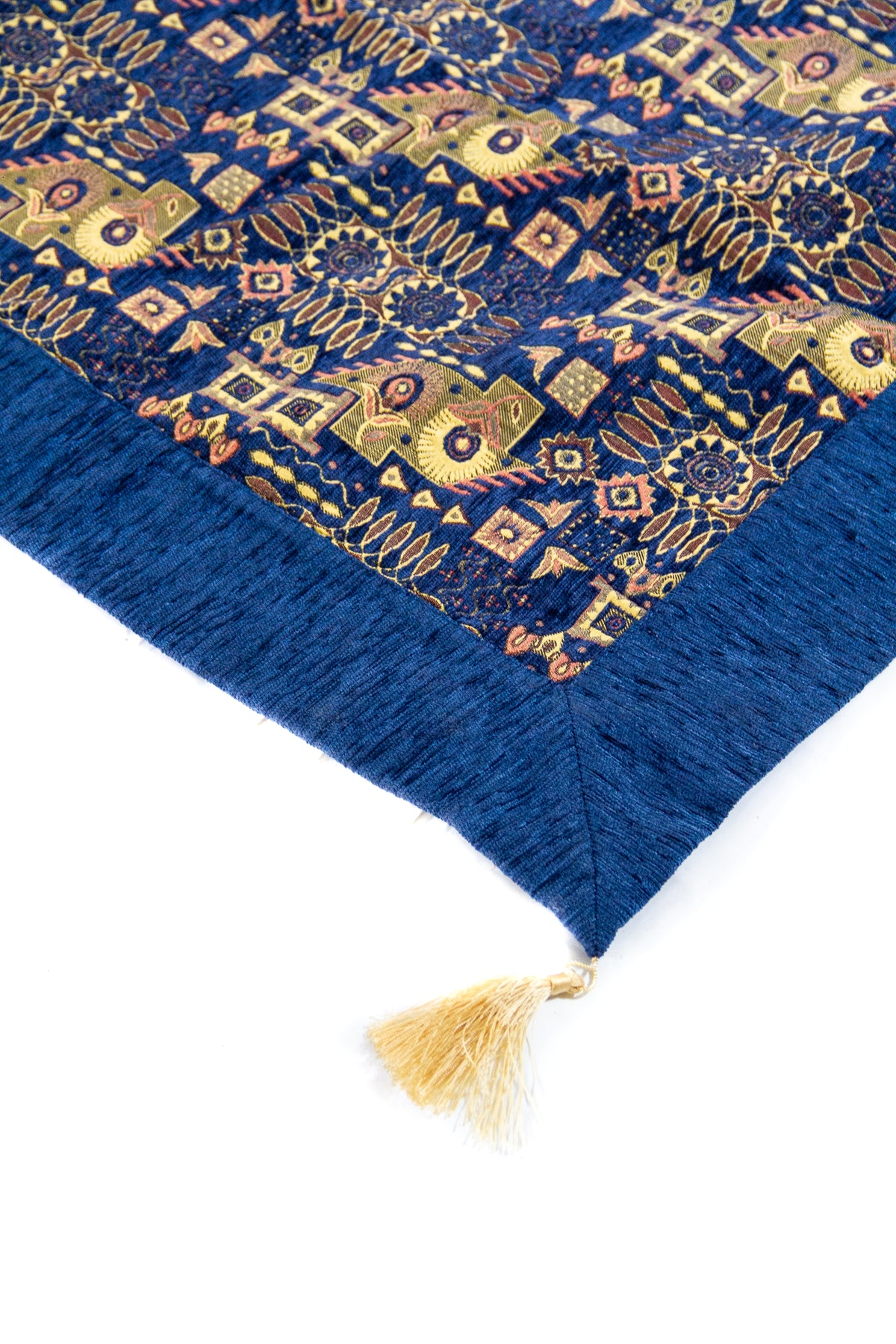 Detalle de guarda azul y fleco dorado en textil Kaisery Azul con diseño geométrico