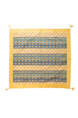 Textil Kayseri beige cuadrado con diseño de rayas geométricas en azul y dorado