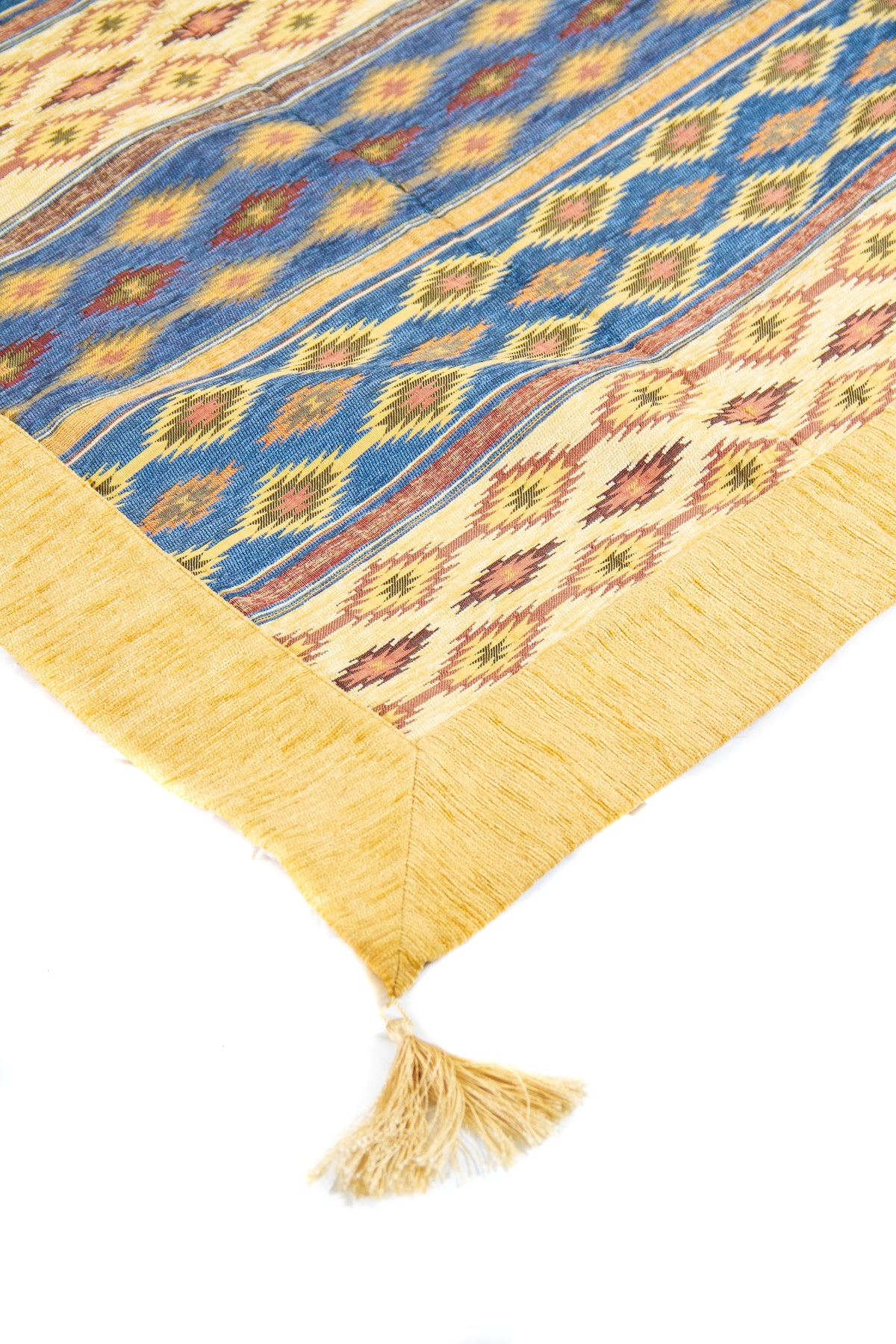 Detalle de textura del textil Kayseri beige con guarda dorada y fleco decorativo