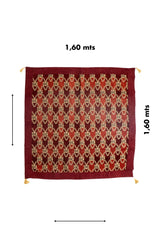 Textil decorativo cuadrado de 1.60 x 1.60 mts en color bordó con patrón geométrico tradicional
