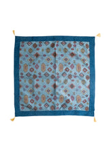 Textil Kayseri celeste cuadrado con diseño geométrico y guarda azul