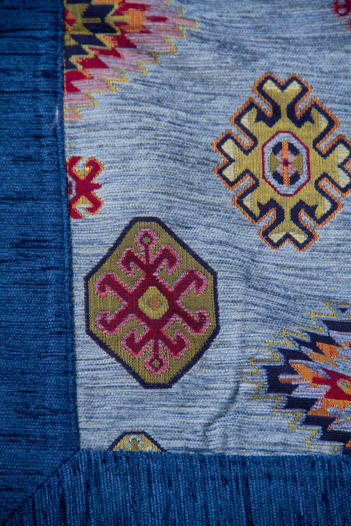 Detalle del diseño geométrico del textil celeste con diseños geométricos