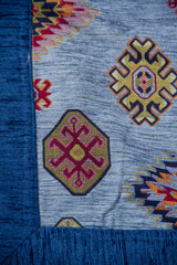 Detalle del diseño geométrico del textil celeste con diseños geométricos