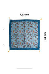 Textil Kayseri celeste cuadrado con medida 1.55 x 1.55 m y diseño geométrico