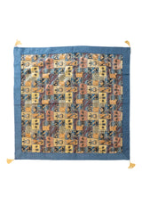 Textil Kayseri Patchwork Floral cuadrado con guarda azul y diseño multicolor.