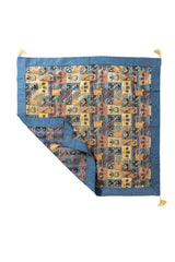 Textil decorativo Kayseri azul con diseño patchwork floral y reverso estampado para mesa o living