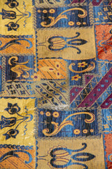 Detalle del diseño patchwork floral en textil Kayseri multicolor con tonos azules, dorados y cobrizos