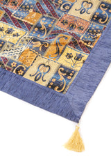 Detalle de guarda azul y fleco dorado en textil Kayseri Patchwork Floral