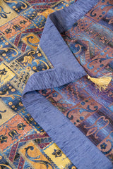 Detalle de textura y reverso del textil Kayseri azul con diseño patchwork y motivos florales