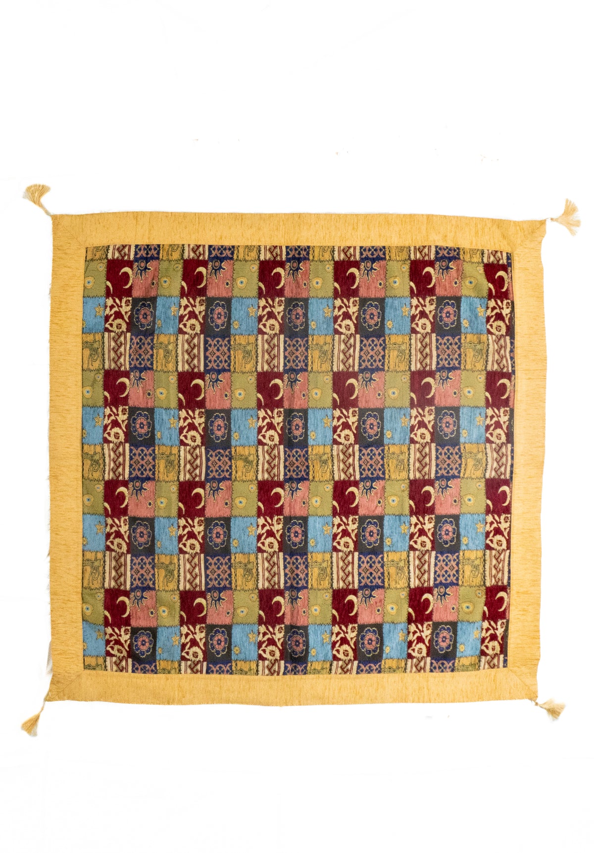 Textil Kayseri Patchwork Luna cuadrado con guarda amarilla y diseño multicolor.