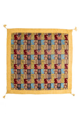 Textil Kayseri Patchwork Luna cuadrado con guarda amarilla y diseño multicolor.
