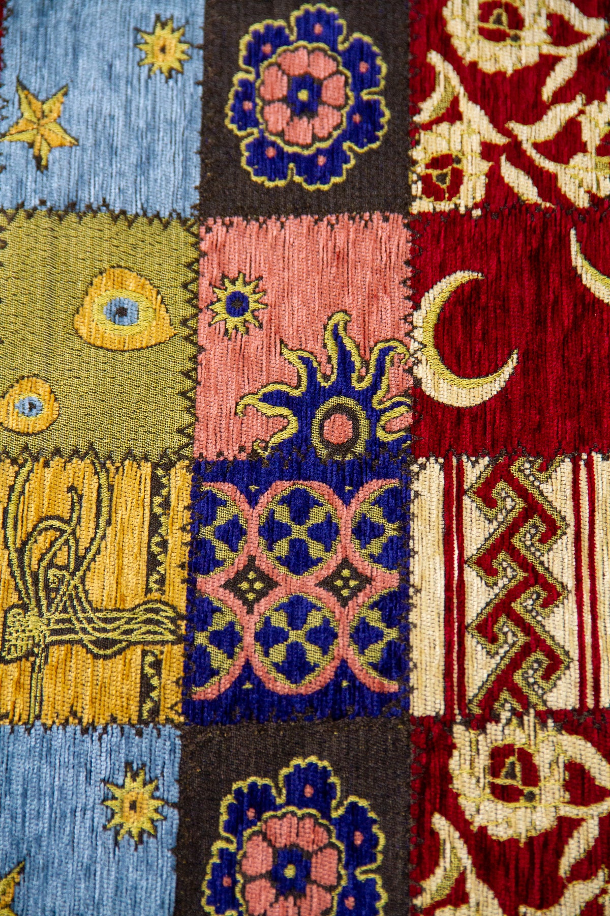 Detalle del diseño patchwork con lunas, flores y motivos geométricos en textil Kayseri multicolor