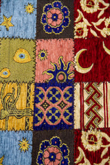 Detalle del diseño patchwork con lunas, flores y motivos geométricos en textil Kayseri multicolor