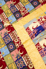 Detalle de textura y reverso del textil Kayseri multicolor con diseño patchwork y guarda amarilla