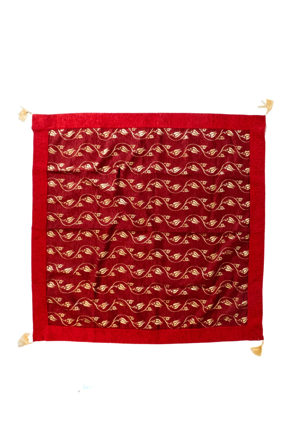 Textil Kayseri rojo cuadrado con diseño floral dorado y guarda decorativa de 1.60 x 1.60 mts