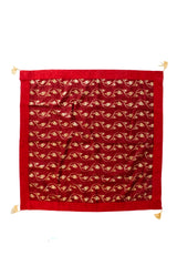 Textil Kayseri rojo cuadrado con diseño floral dorado y guarda decorativa de 1.60 x 1.60 mts