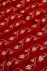Detalle del diseño floral dorado sobre textil rojo Kayseri con textura suave y brillo decorativo