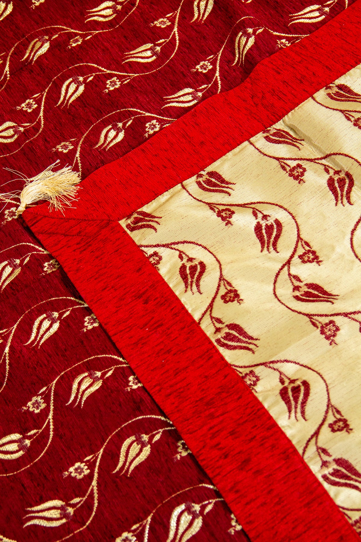 Detalle del reverso del textil Kayseri rojo con motivos florales y terminación con fleco