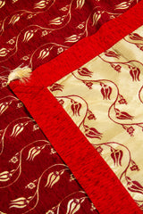 Detalle del reverso del textil Kayseri rojo con motivos florales y terminación con fleco