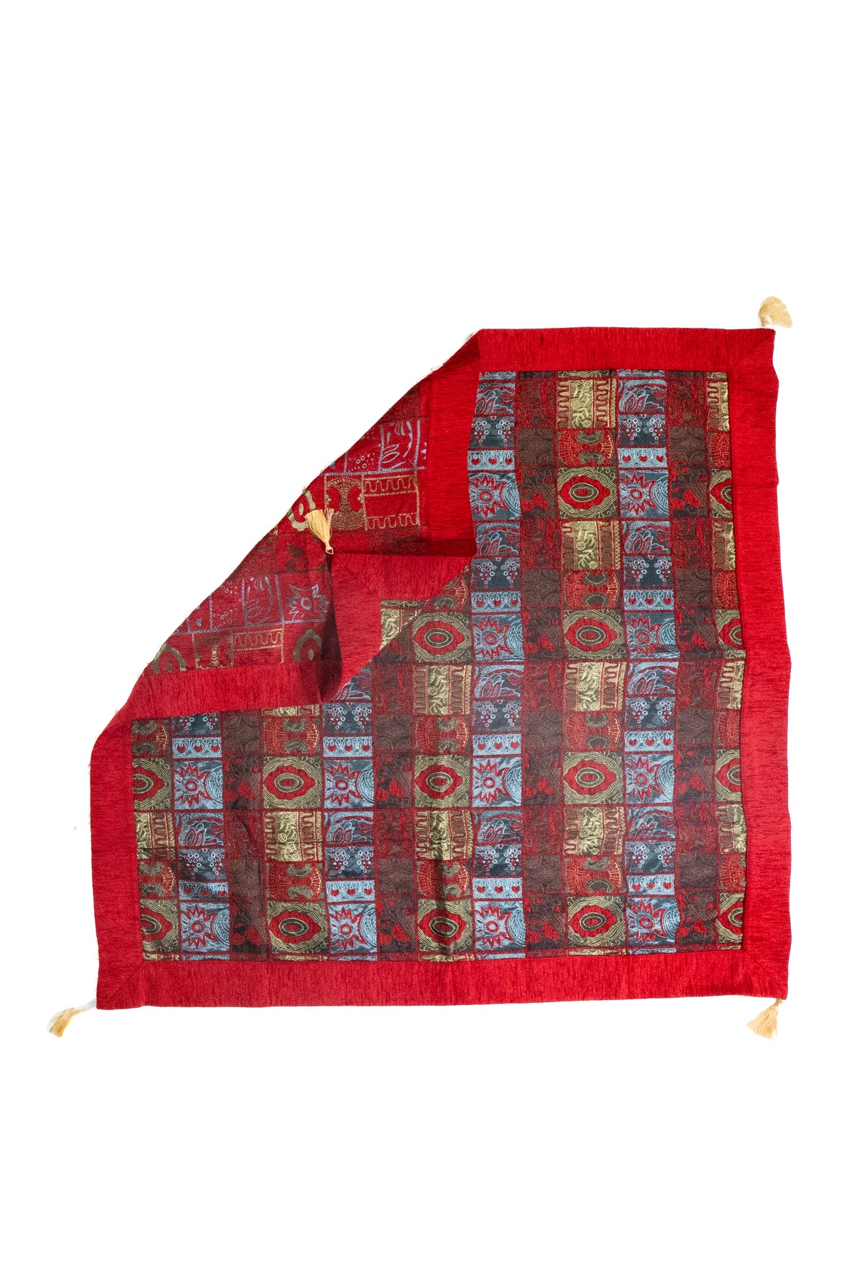 Textil decorativo rojo con diseño patchwork y reverso visible en formato cuadrado