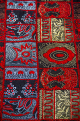 Detalle del diseño patchwork del textil Kayseri rojo con tonos celeste, dorados y negros