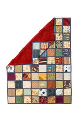 Textil decorativo patchwork multicolor con reverso rojo y frente estampado para sofá o living