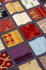 Detalle del diseño patchwork con cuadros florales y geométricos en textil multicolor