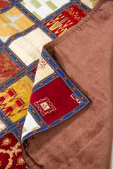 Detalle del diseño patchwork con reverso marrón en textil decorativo rectangular