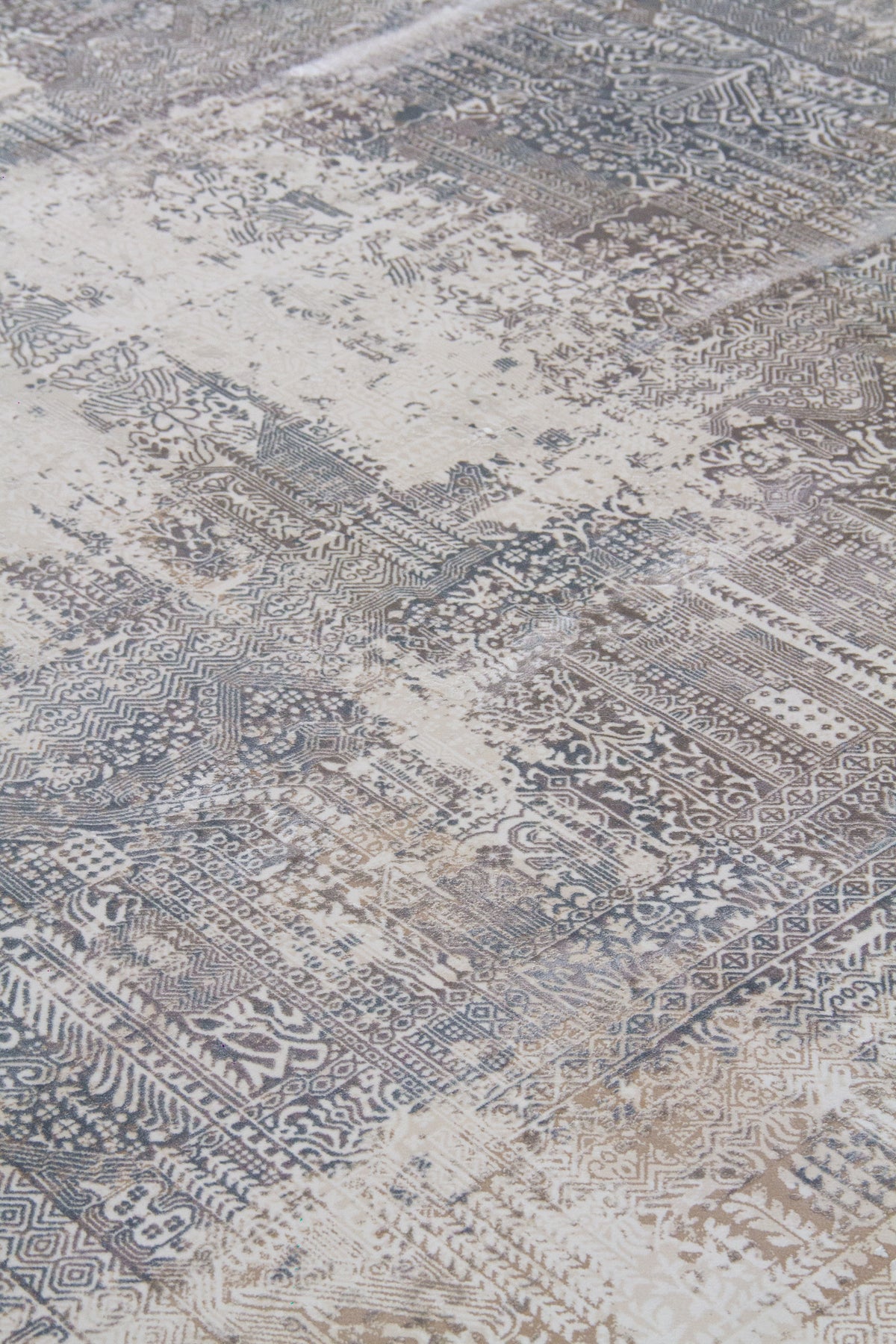 Detalle de textura de alfombra Vintage Wash con diseño geométrico desgastado en tonos grises