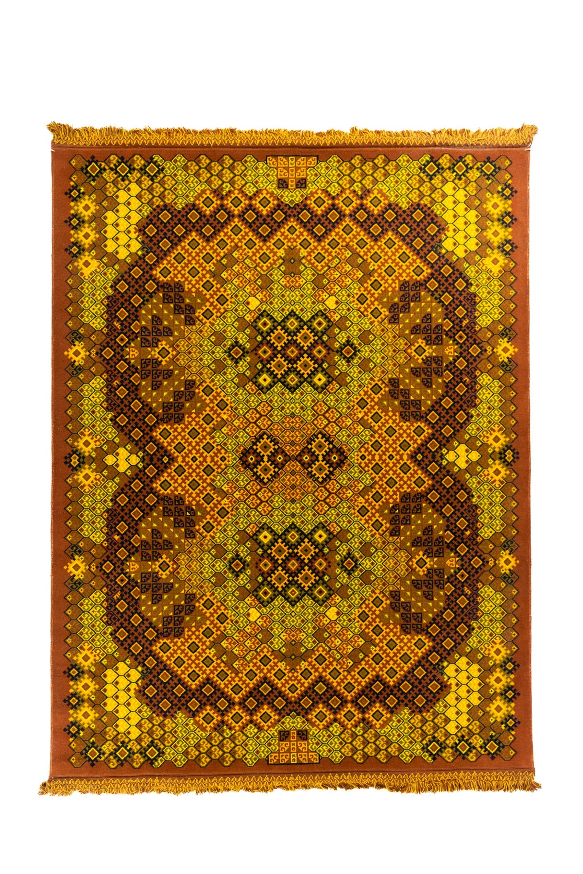 Alfombra de diseño geométrico en tonos amarillo, rojo, marrón y negro con flecos en ambos extremos