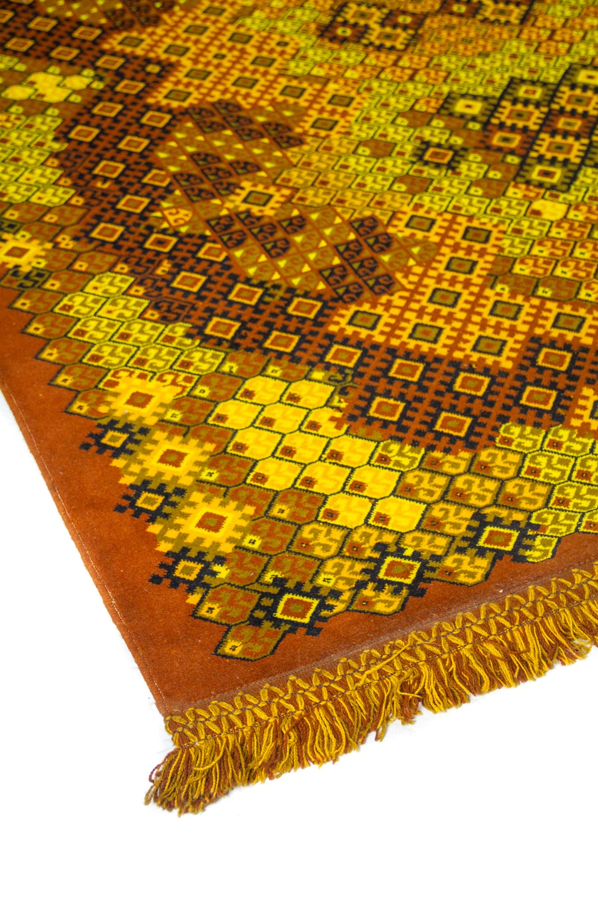 Primer plano de alfombra artesanal con motivos geométricos repetitivos en colores amarillo, rojo y marrón