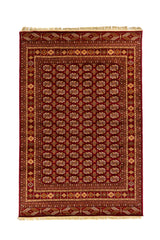 Alfombra clásica oriental en tonos rojo intenso y beige con repetidos motivos geométricos y guarda decorativa tradicional.