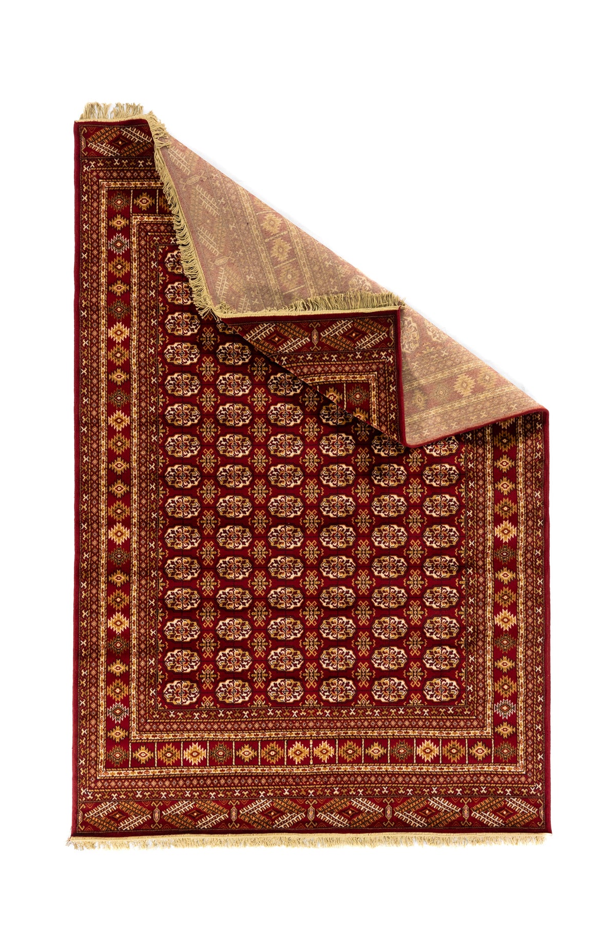 Alfombra oriental roja con esquina levantada que muestra su flexibilidad, reverso tejido y terminación con flecos claros.