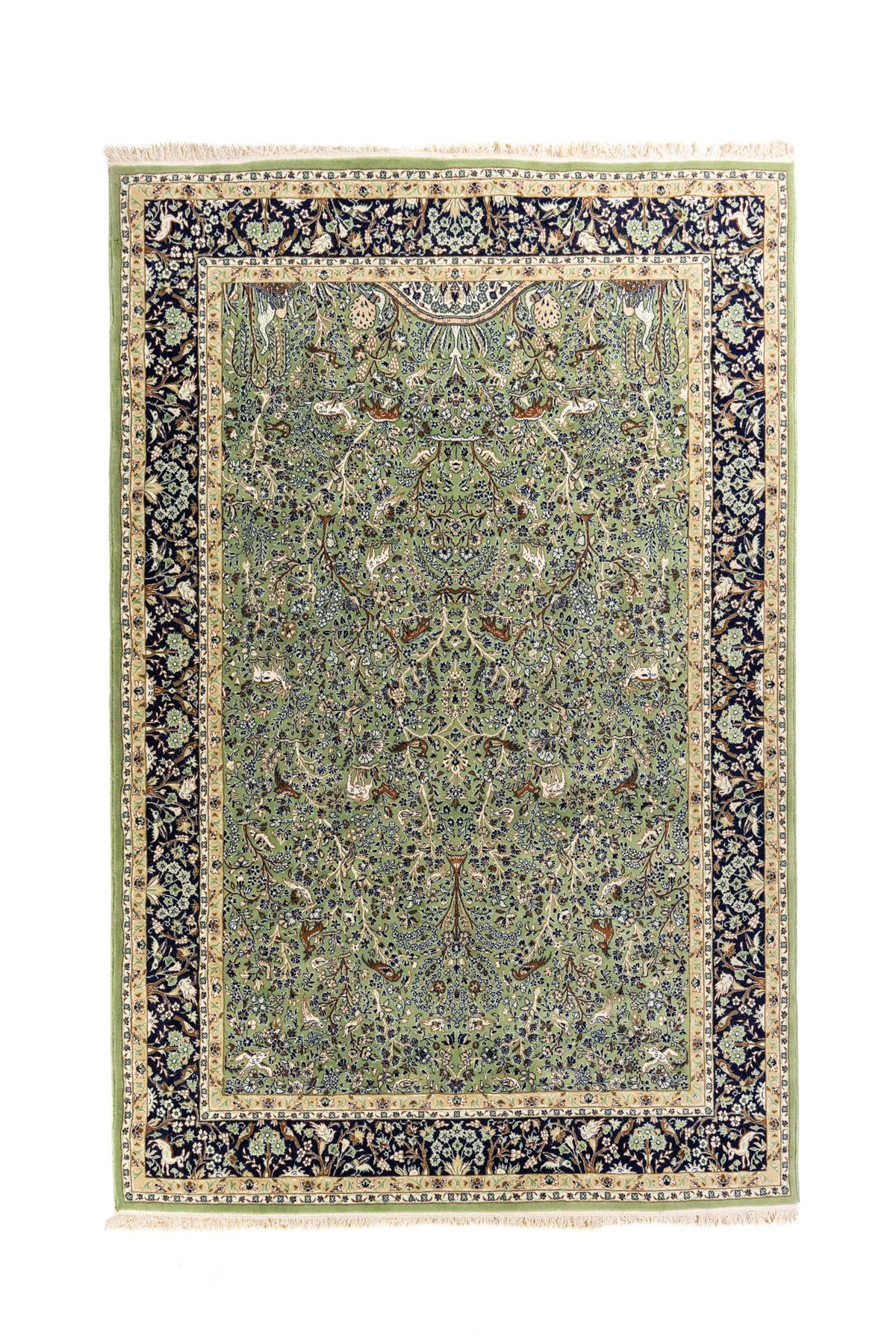 Alfombra clásica oriental verde suave con motivos florales, animales decorativos y guarda azul oscuro, vista completa