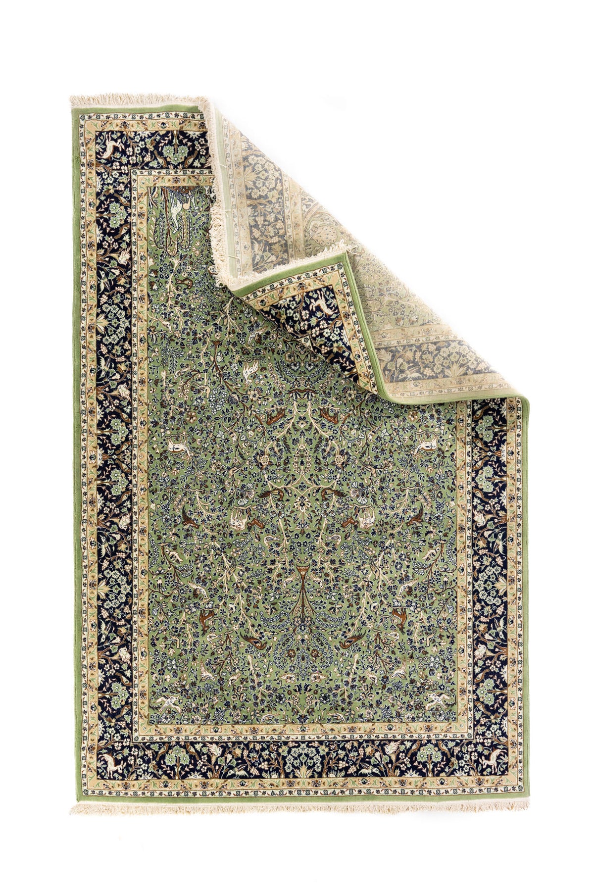 Alfombra oriental verde con esquina levantada que muestra el reverso, la flexibilidad y el tejido artesanal