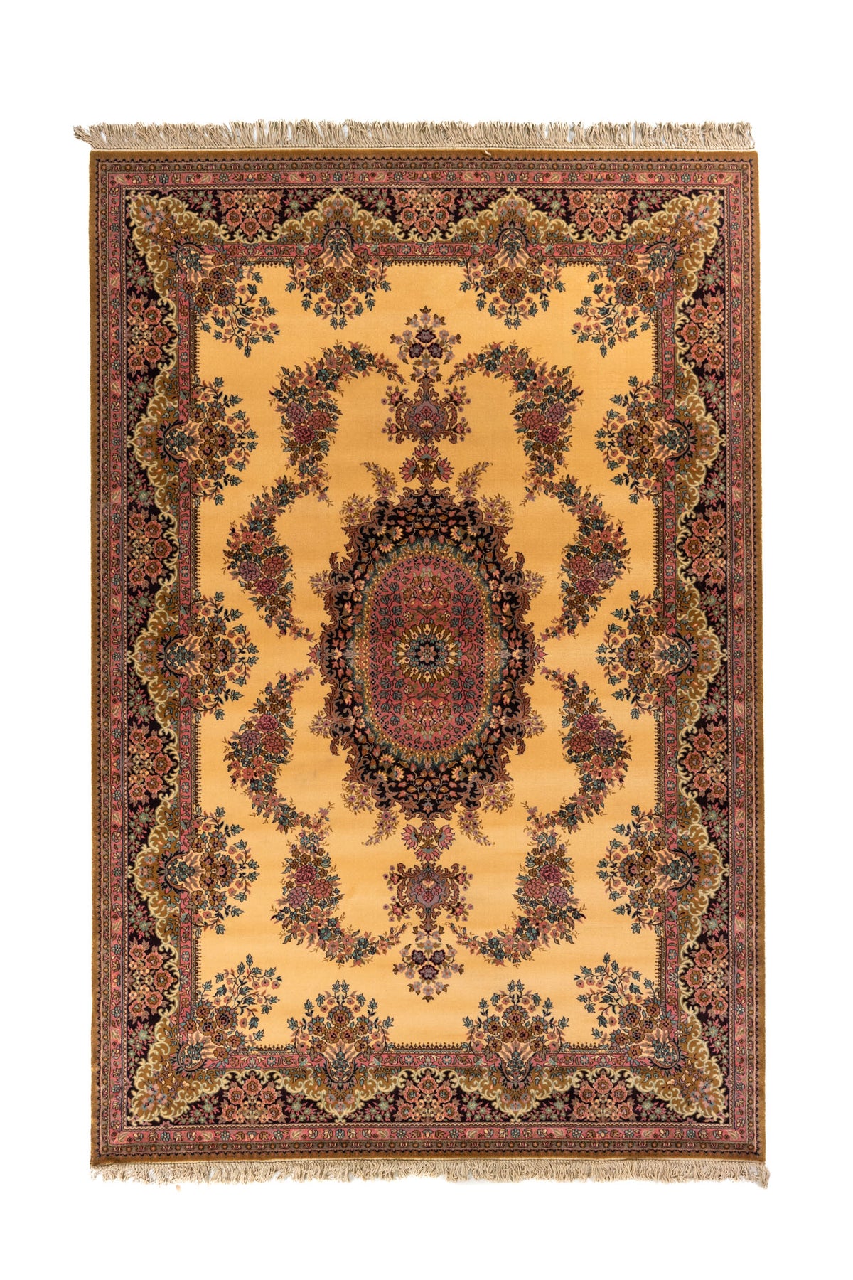 Alfombra clásica de estilo oriental con fondo beige dorado, medallón central floral y guarda oscura con detalles rosados.